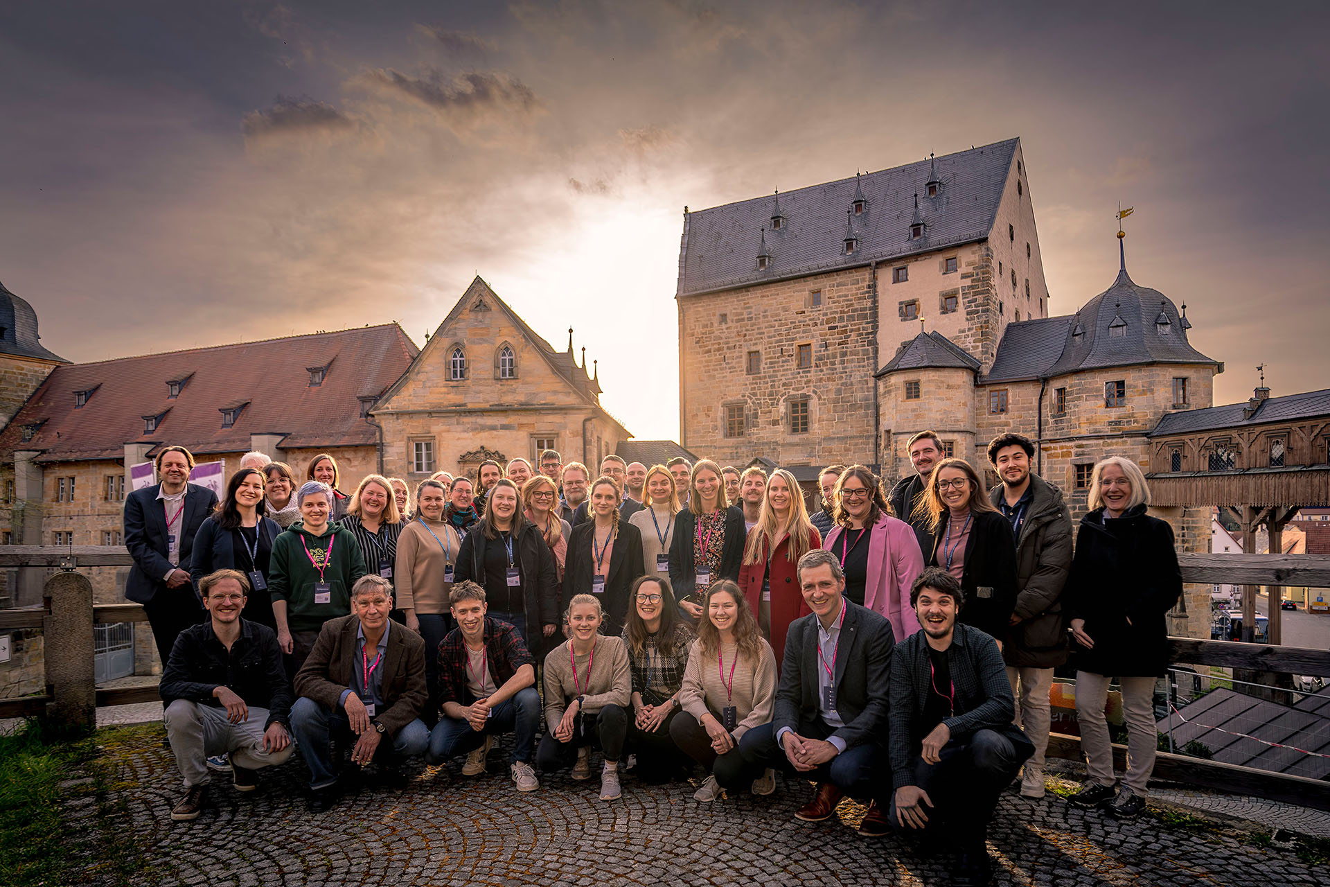 Gruppenfoto der Teilnehmenden des QUADIS-Symposiums Campus meets Castle