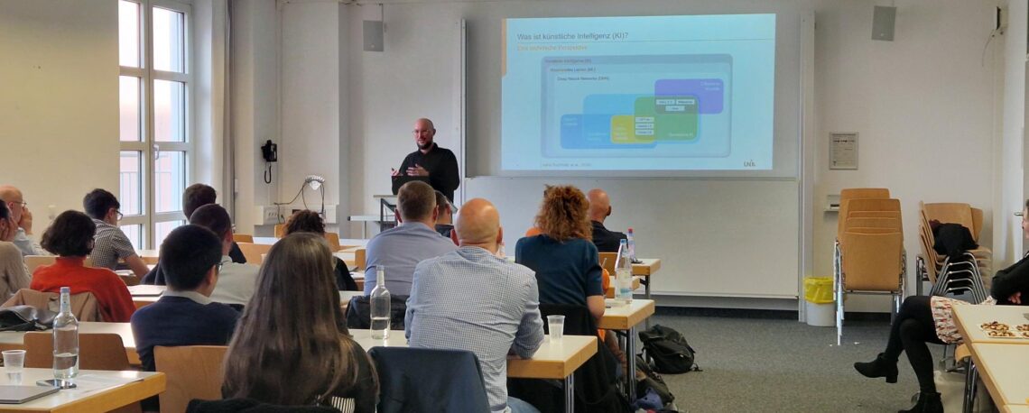 Foto zeigt Michael Sailer bei seiner Keynote an der LMU München